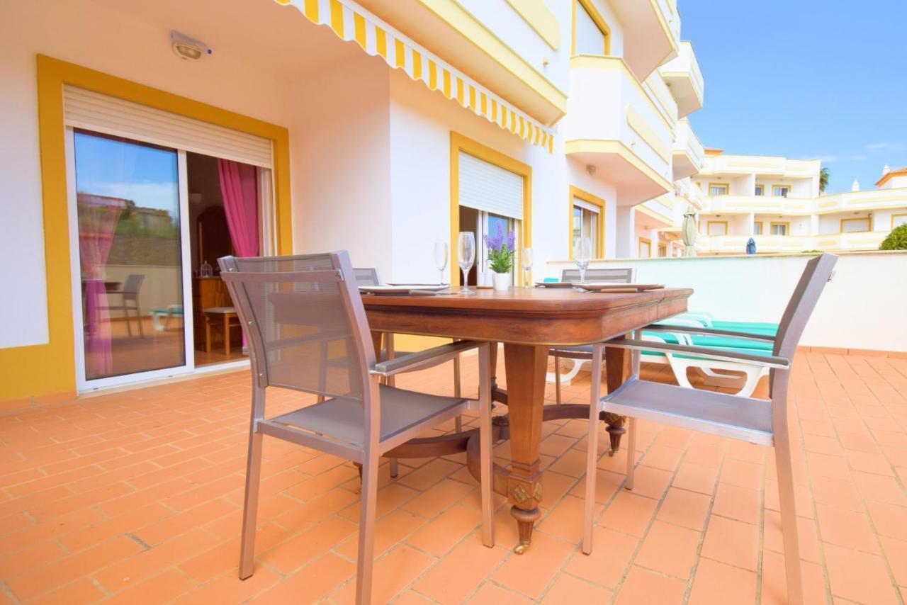 Appartement Private Large Terrace Facing The Swimming Pool à Guia  Extérieur photo